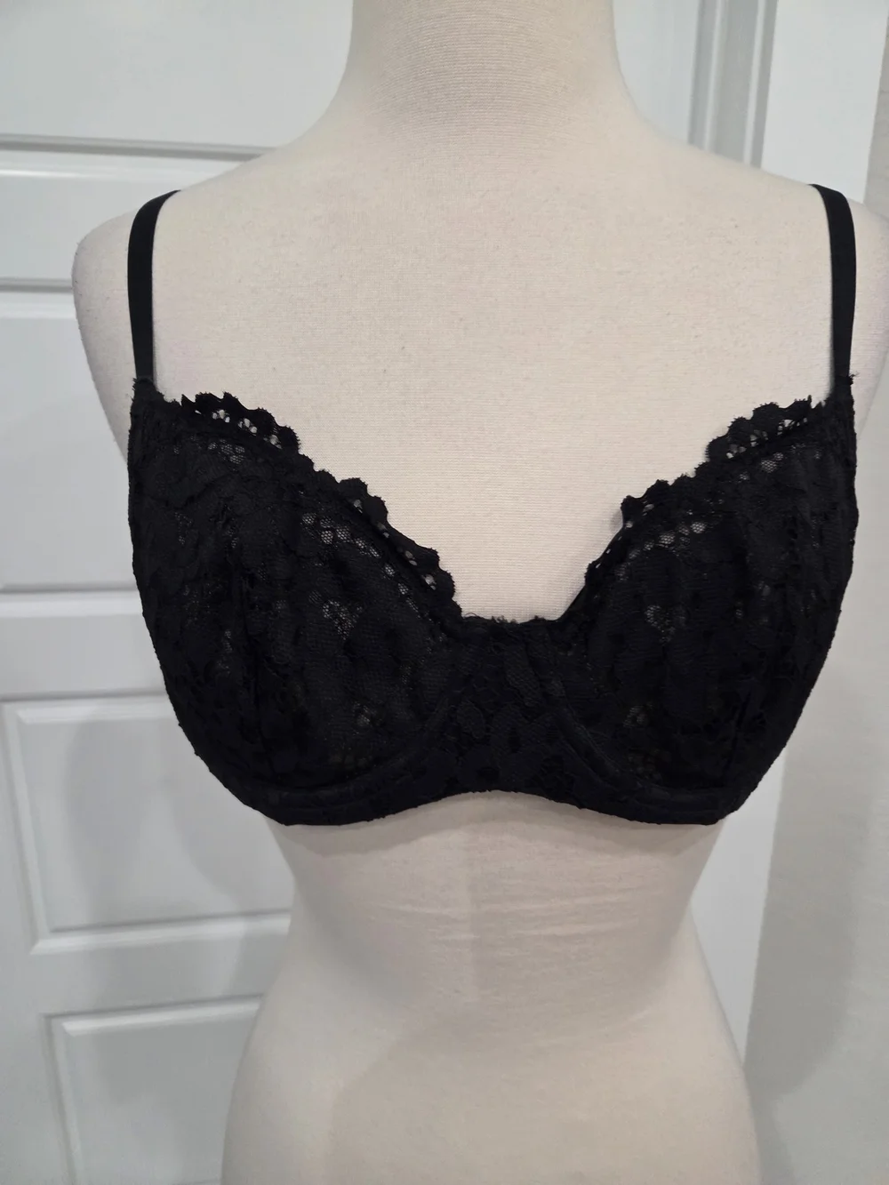 Victoria's Secret Black Lace Underwire Bra Size 38B